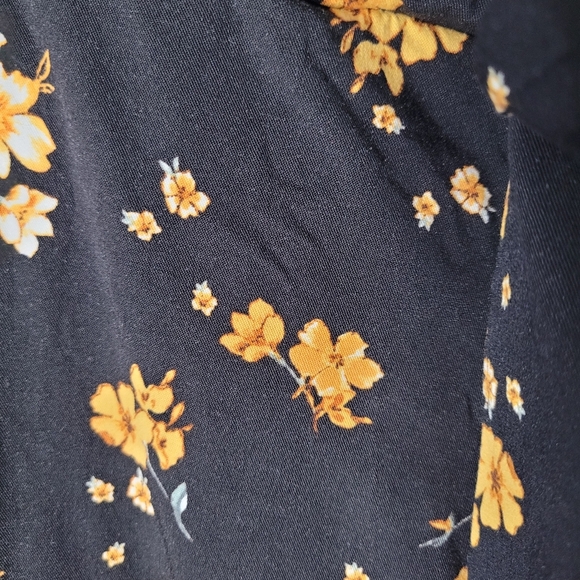 Torrid Black Floral Challis Tie Front Tapered Pant Size 1x - Picture 2 of 5